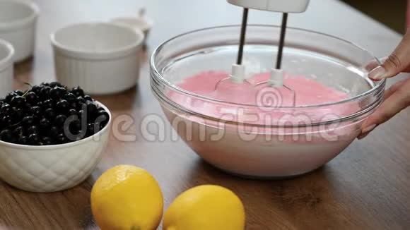 蛋清放在玻璃碗里用糖打至僵硬的山峰视频的预览图