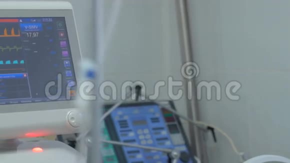 屏幕显示ICU重症监护病房患者状况视频的预览图