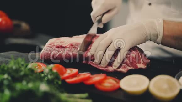 厨师用刀子慢慢切生肉视频的预览图