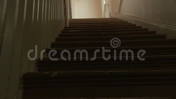 木制楼梯射击视频的预览图