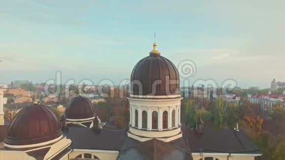 变形大教堂和敖德萨市中心的电影鸟瞰图视频的预览图