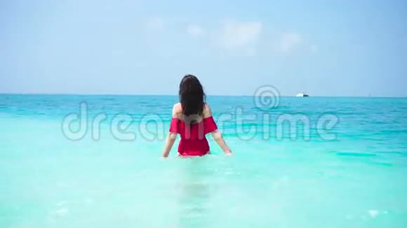 年轻漂亮的女人在干净的大海里玩绿松石水快乐的女孩享受热带度假的异国风情岛视频的预览图