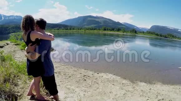 两个人在湖边拥抱视频的预览图