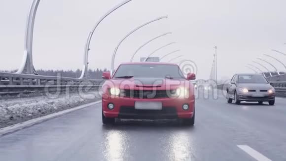 红肌肉车在高速公路上朝摄像机行驶视频的预览图