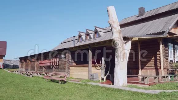 旧的俄罗斯木屋前面有木凳视频的预览图