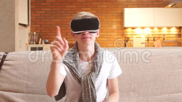 年轻人在家里在客厅里使用虚拟现实眼镜视频的预览图