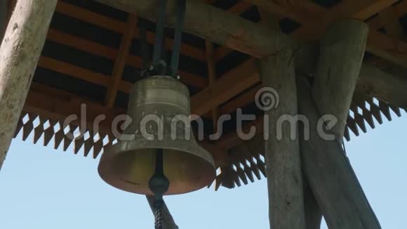 木钟塔顶下响厚壁钟的景象视频的预览图