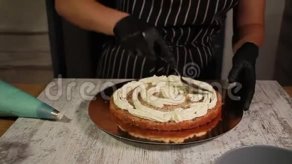 装配坚果香蕉蛋糕层涂上糖浆涂上黄油霜填充整个过程视频的预览图