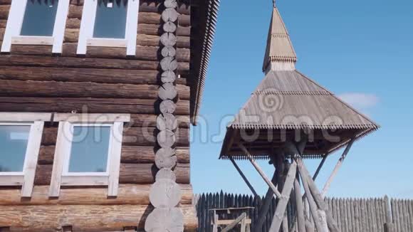 木制钟楼左边是俄罗斯旧木屋视频的预览图
