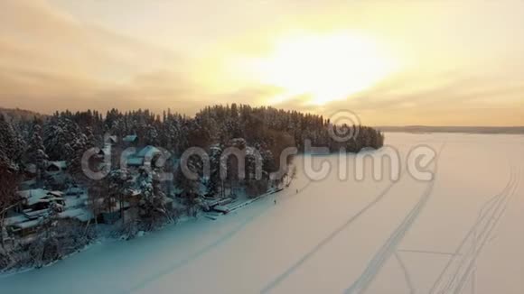 日落时分在乡村冬季的风景之上飞翔视频的预览图