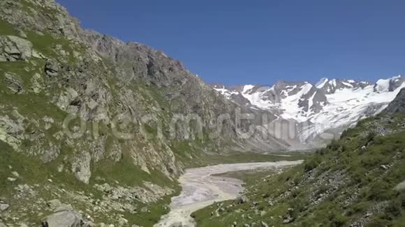 山清水秀峰雪山谷中的河流视频的预览图