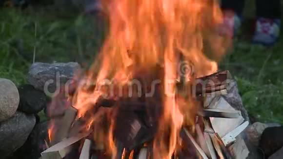 在室外壁炉里烧木头视频的预览图