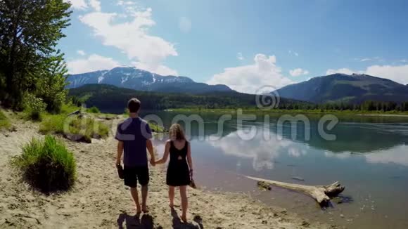 在湖边散步的情侣视频的预览图