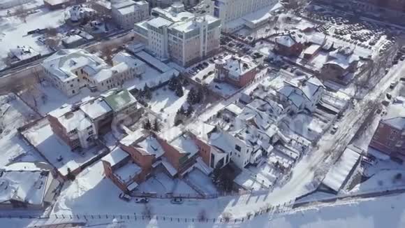 冬季鸟瞰白雪覆盖的城市视频的预览图