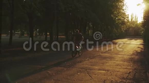 年轻人骑自行车骑自行车在一个短距离的圆圈上视频的预览图