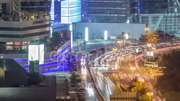 迪拜DIFC夜间延时附近AlSaada街交叉路口交通的天际线视图视频的预览图