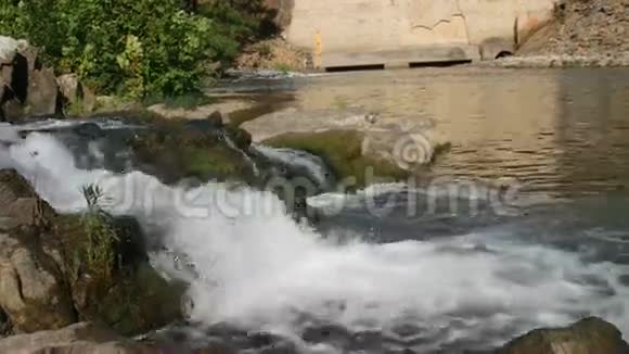 弗吉尼亚水坝上的岩石上流淌的水视频的预览图