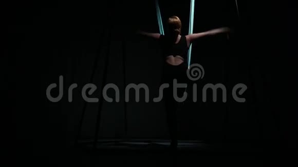 漂亮的女孩在吊床上平衡视频的预览图