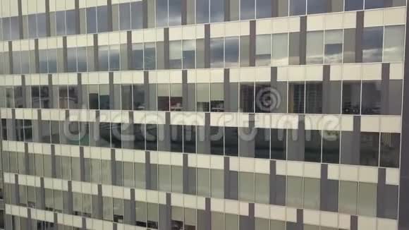 玻璃建筑前景商业办公楼和城市停车场视频的预览图
