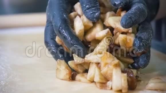 烘焙新鲜水果为苹果树产品为面包店面团视频的预览图