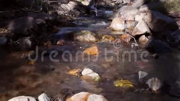 山地斜拉岩石间的河流水流视频的预览图