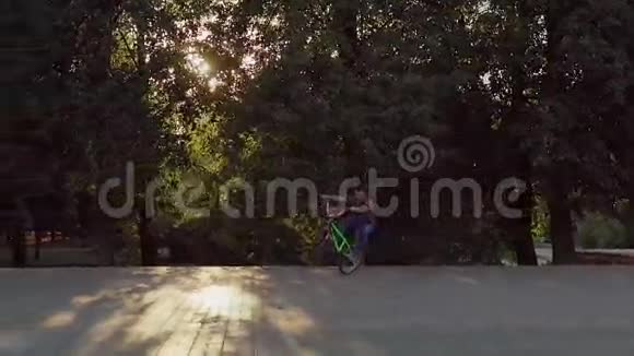 莱德在公园的BMX做一个跳跃的步骤和滚动视频的预览图