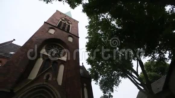 古老教堂的钟楼视频的预览图
