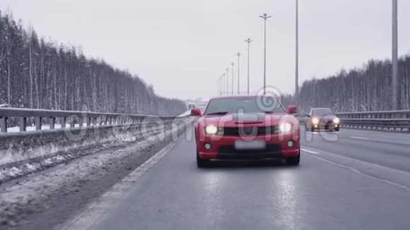 高速公路上的红色跑车正朝摄像机行驶视频的预览图