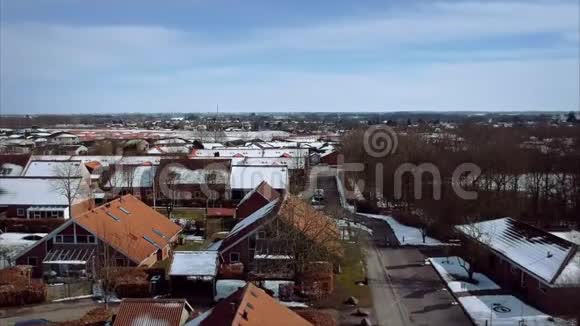 丹麦郊区冬季空中剪辑视频的预览图