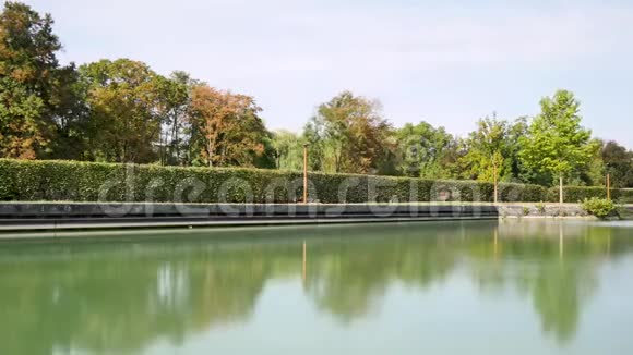 运河位于法国兰斯市视频的预览图