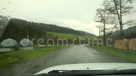 车内司机处视角雨天驾驶乡村道路雨滴在挡风玻璃上A视频的预览图