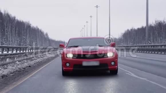 红肌汽车朝高速公路的摄像机行驶视频的预览图