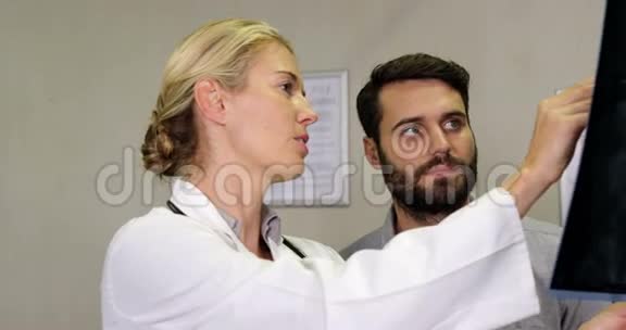 理疗师向病人解释x光视频的预览图