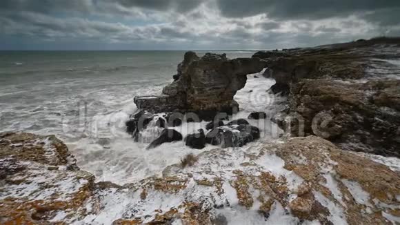 黑海沿岸暴风雨的早晨视频的预览图