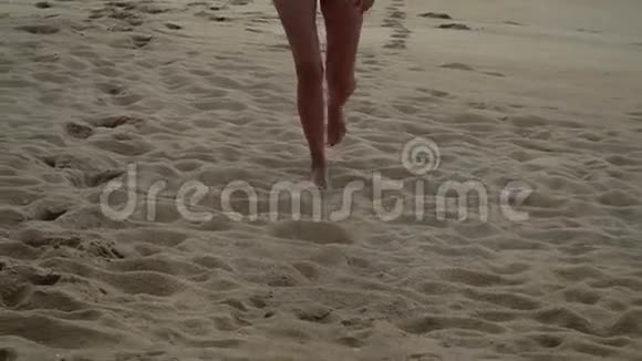 一个女人在异国海滩散步的剪影视频的预览图