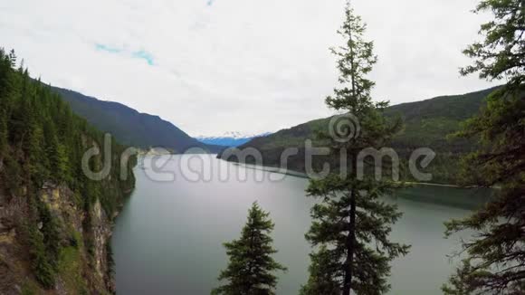 4k山脉环绕的美丽河流景观视频的预览图