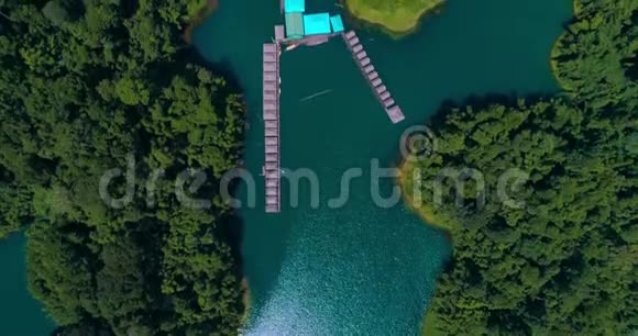 空中在群山和丛林之间的湖泊上的旅游基地视频的预览图