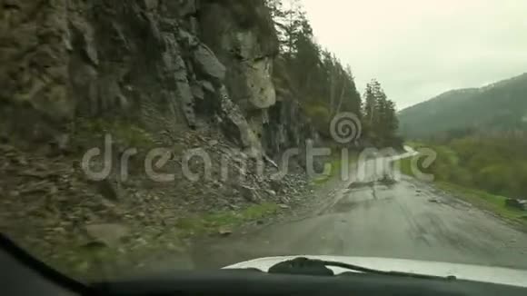 车内司机处视角雨天驾驶乡间小路水滴雨滴在地上视频的预览图