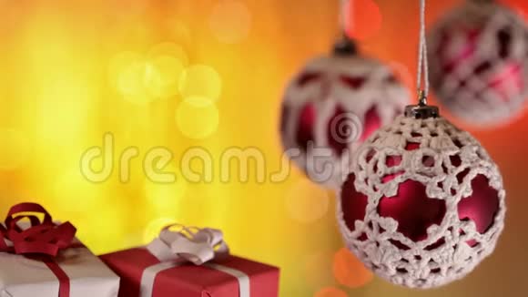 圣诞礼物和美丽的与温暖的彩色圣诞灯视频的预览图