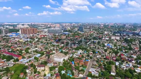 俄罗斯南部城市克拉斯诺达尔的空中摄影2018年夏季私人住宅的背景视频的预览图