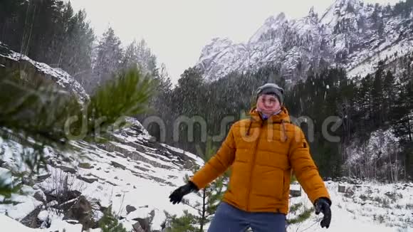 在戈拉维山度过一个美好的冬日视频的预览图