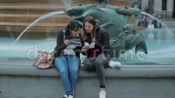 两位年轻女性享受他们的伦敦之旅视频的预览图