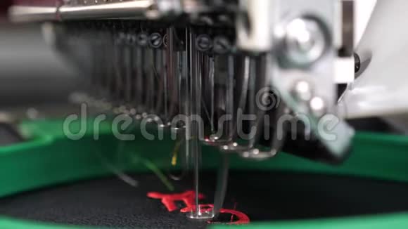 机器人缝纫机自动缝纫机一种在黑色上有红色螺纹的自动机器刺绣图案视频的预览图