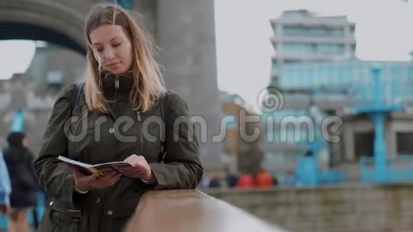 年轻人参观伦敦塔桥视频的预览图