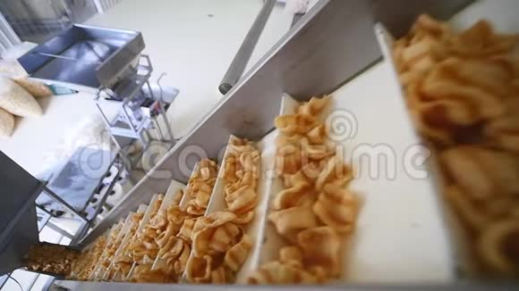 零食生产的部分正在运输中视频的预览图
