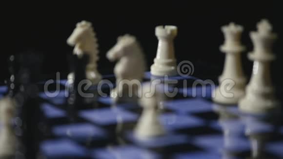 棋盘和棋子游戏黑色背景选择性聚焦视频的预览图