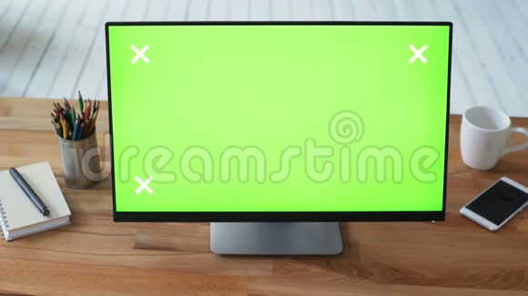 女人用绿色触摸屏显示器的电脑视频的预览图