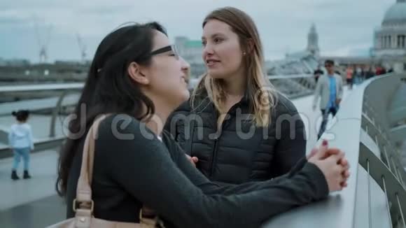 两个女孩在伦敦的千年桥上观光视频的预览图