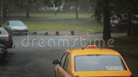 雨水倾泻在汽车上一辆出租车在街上发出声音雷声和闪电视频的预览图
