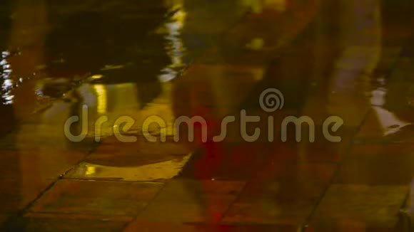 在户外雨天脚在水坑里行走人们进入水坑视频的预览图